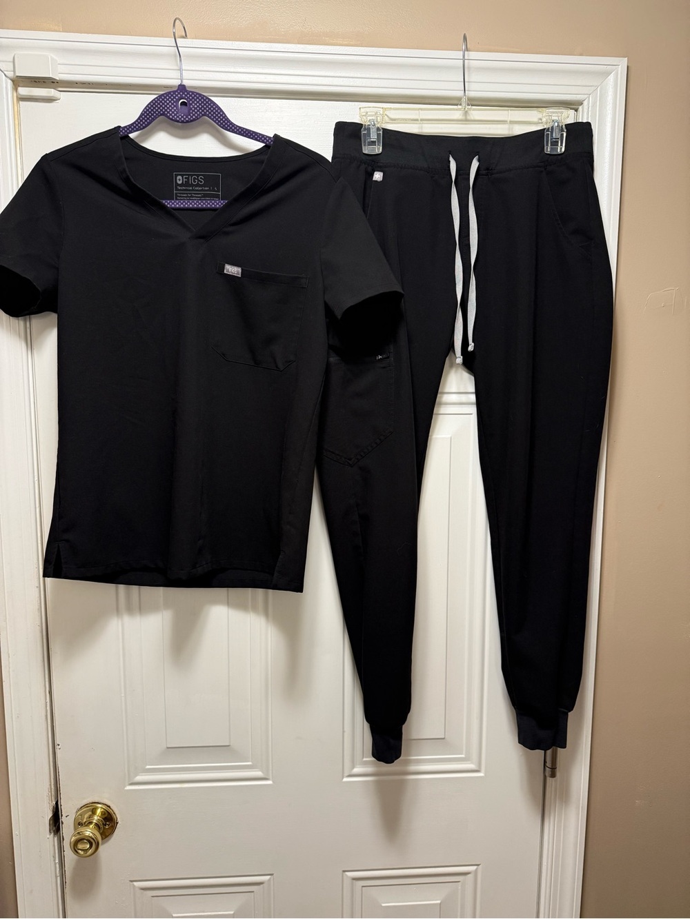 Figs Women’s Black Scrub Top and Black Jogger Set size small
